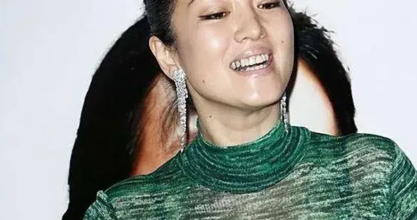 巩俐越老越敢穿！半透衫+刺绣长裙，不俗反而高级洋气！