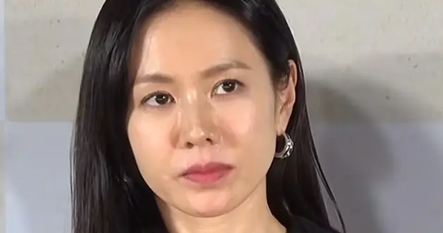 孙艺珍脸型很紧致，无美颜滤镜状态真好，果然爱情滋润就是不一样