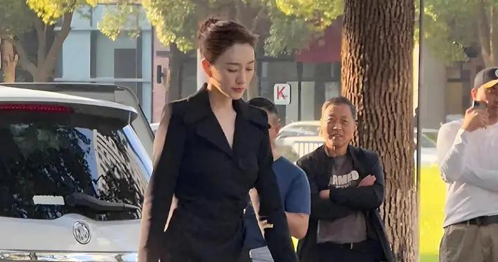 47岁李小冉在街头拍戏、本人又高又瘦，旁边围观的大叔都看呆了!