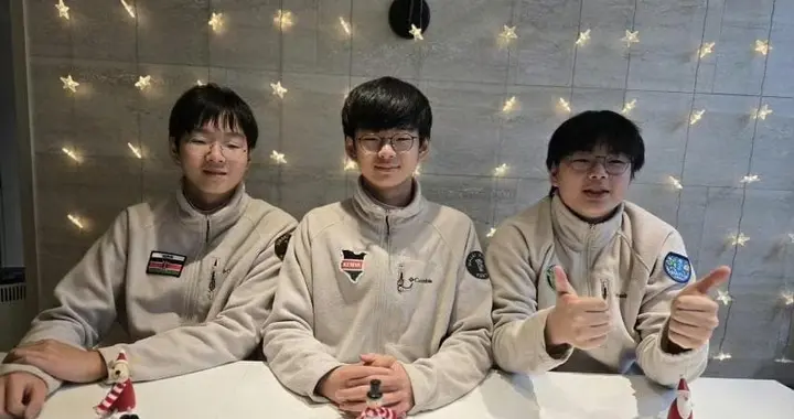 宋家三胞胎全变一米八欧巴 发育迅速变声又长胡子 学习刻苦是学霸