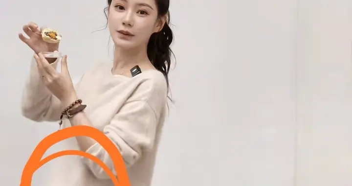 马筱梅挺孕肚直播，带货家乡美食工作好用心，被夸赞独立能干