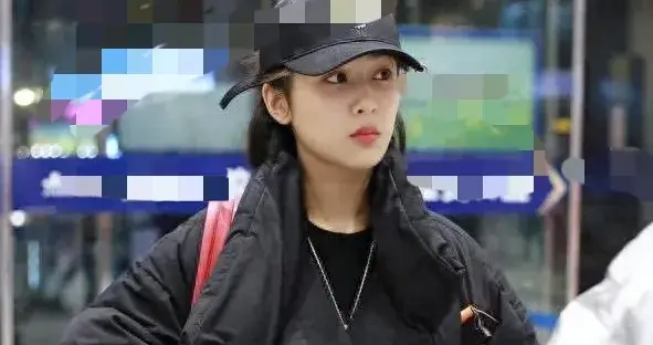 杨紫机场私服真时髦！黑色羽绒服+红裤子+棒球帽，减龄又高级！