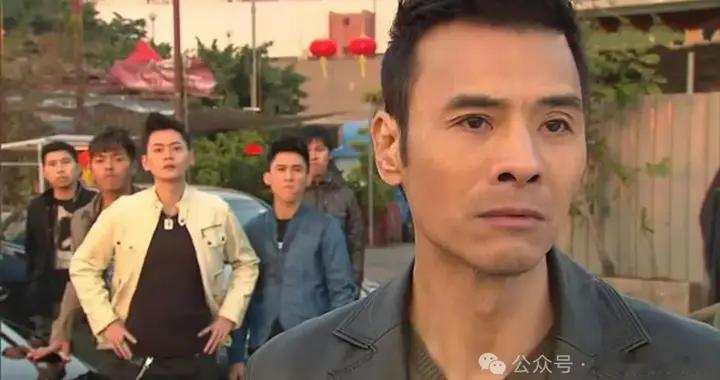 TVB御用反派地铁被偶遇，真实状态令网民惊讶，亲民合照引热议