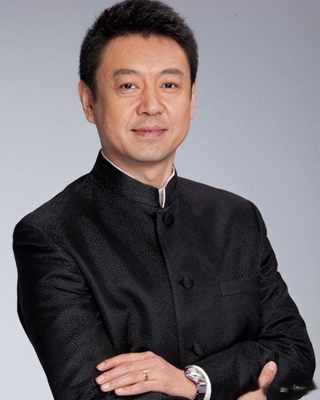 哈辉|央视名嘴杨柳：事业巅峰辞职，三婚娶小10岁歌唱家哈辉，47当父亲