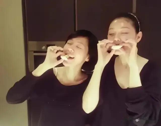 小S婆婆和家人越南旅游，四肢浮肿动作紧张，许雅钧姐姐罕发声！