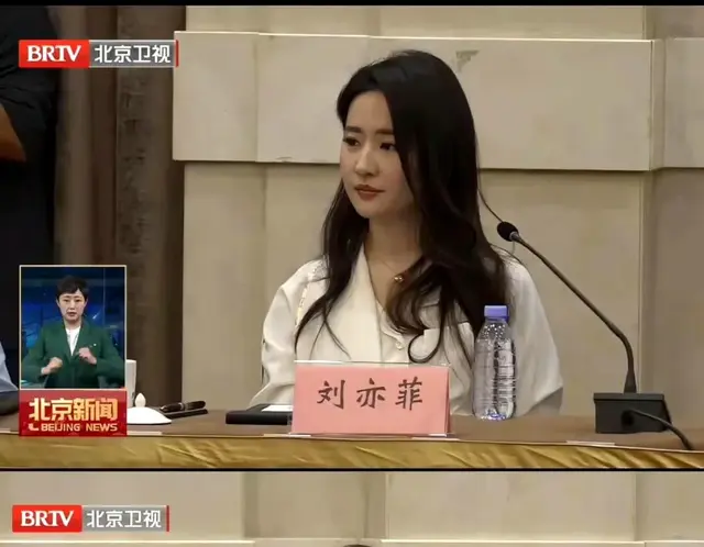 网友：刘亦菲，这可是央视的镜头啊！ ???