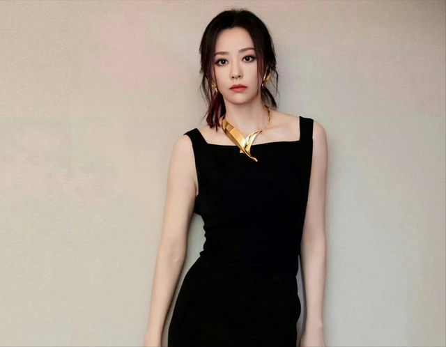 张靓颖黑色长靴，挡不住的大长腿