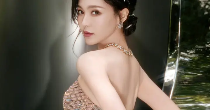 唐嫣仙气美人上线， 鎏光绿意，空气中满是属于巴蜀的松弛感