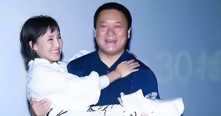 她19岁与导演私奔，在地下室连生3胎，如今丈夫用7部剧将其捧红