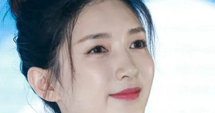 江疏影造型翻车引争议，生子传言扑空遭打脸，中年转型路究竟怎走