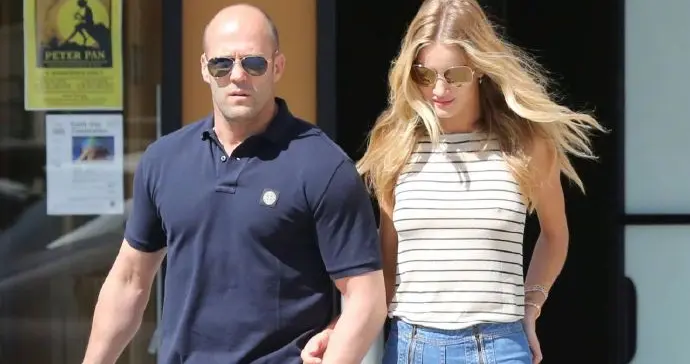 57岁杰森·斯坦森：与小20岁超模女友恋爱15年生俩娃，迟迟不结婚