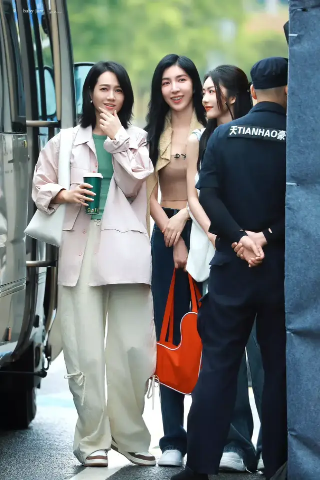 《浪姐5》苗苗漏腰超短裙超性感，蔡文静穿搭超时尚