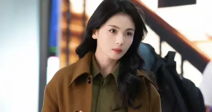 刘涛新烫了油画卷发真惊艳！穿棕色大衣+衬衫+阔腿裤，洋气又高级