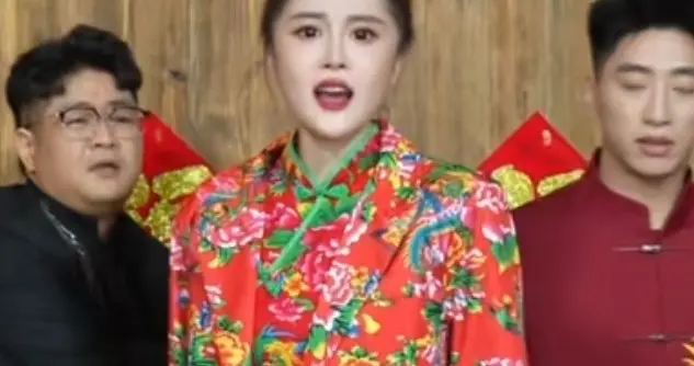 赵本山女儿发新歌，球球穿东北红绿花衣服出镜，175身高腿好长