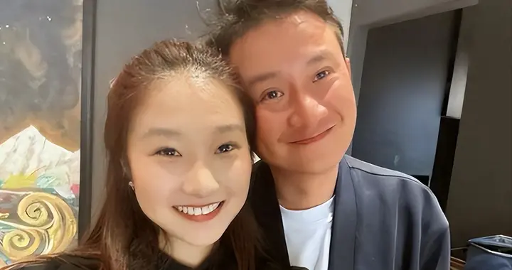 文章和女儿假期聚餐，17岁文君竹化淡妆好甜美，越长越像马伊琍