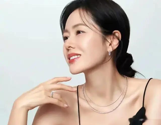 孙艺珍惊艳写真