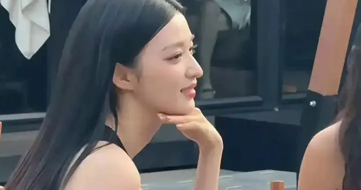 王楚然喝饮料被网友偶遇，本人真的太美了吧，头发丝都散发着魅力 ?