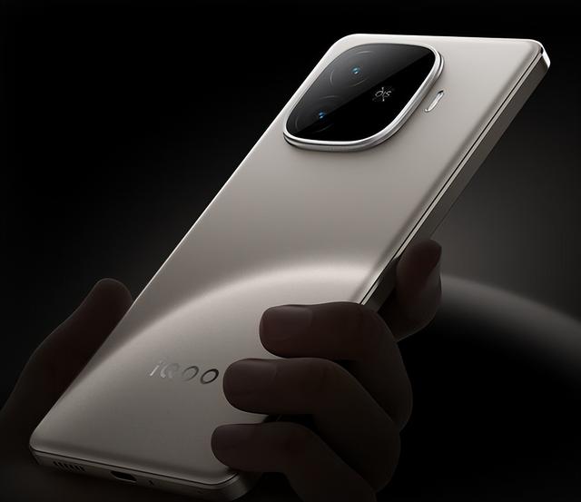 iQOO 新机：7000mAh电池 + 骁龙8至尊版S 明年发布