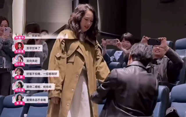 张维伊求婚董璇现场曝光！二人含泪拥吻太感人，关悦佟丽娅都哭了