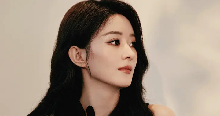 赵丽颖换回“黑长发”后好美！无袖黑色上衣+丝绒长裙，美艳绝伦