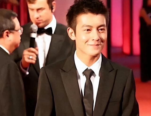 女明星为什么都喜欢和陈冠希玩？看完这个， 你就懂了！“冠希”门