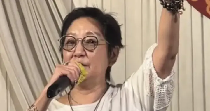 米雪60岁妹妹雪梨罕露脸，穿着土气胖了不少，不如米雪年轻有气质