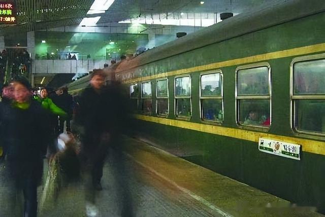 不要向车窗外随意抛物，回顾1417次列车旅客窗外抛物意外伤害事故