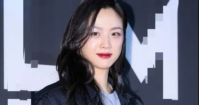 被45岁汤唯的中年穿搭惊艳！短风衣+百褶裙+长筒靴，时髦又高级！