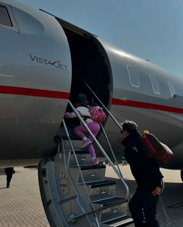 谢霆锋带俩儿子春节度假，包飞机出行好阔气，父子合照酷帅像兄弟