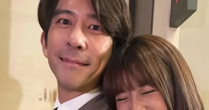 贾静雯大女儿，头靠在继父肩膀，背后环抱，20岁穿搭比妈妈还成熟