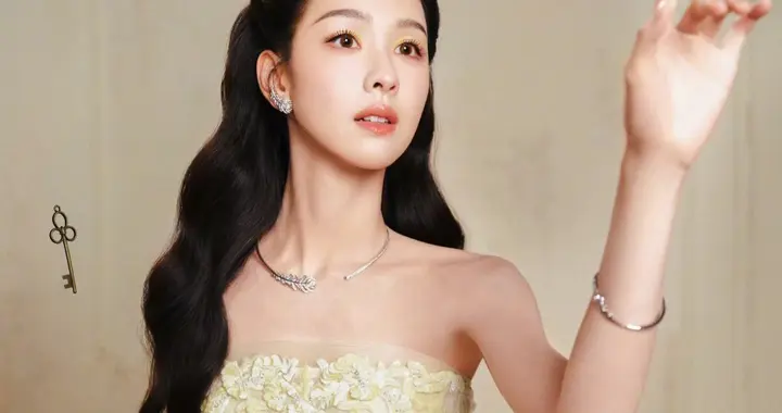 陈都灵浅黄抹胸礼裙