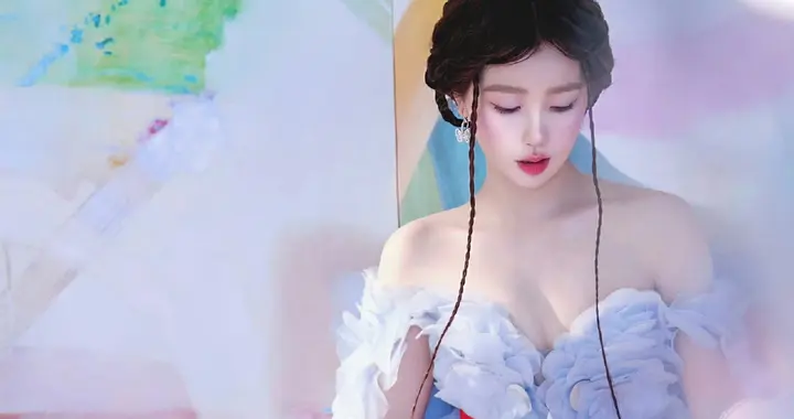 虞书欣仙媚造型，长腿超吸睛！