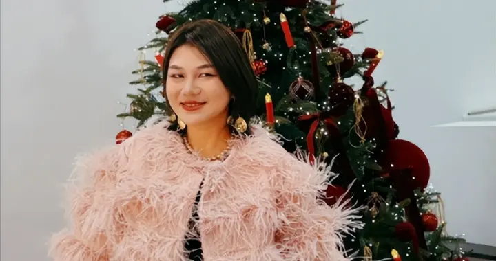 杨天真晒圣诞照！穿粉色羽毛流苏小香风显臃肿，叹放假比上学还累