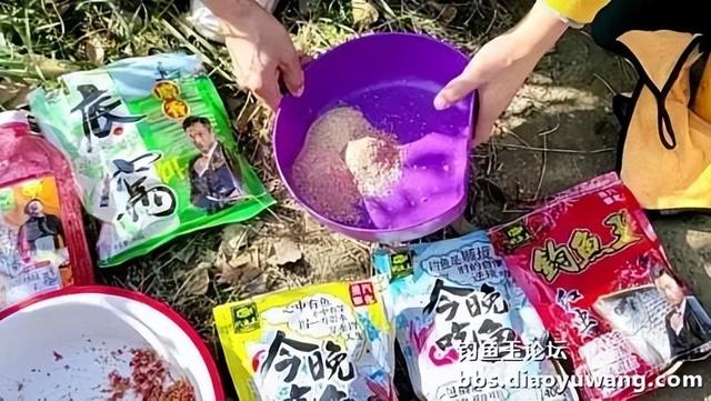 饵料|钓鱼王新款饵料“红虫”搭配今晚吃鱼，爽钓小鲫鱼
