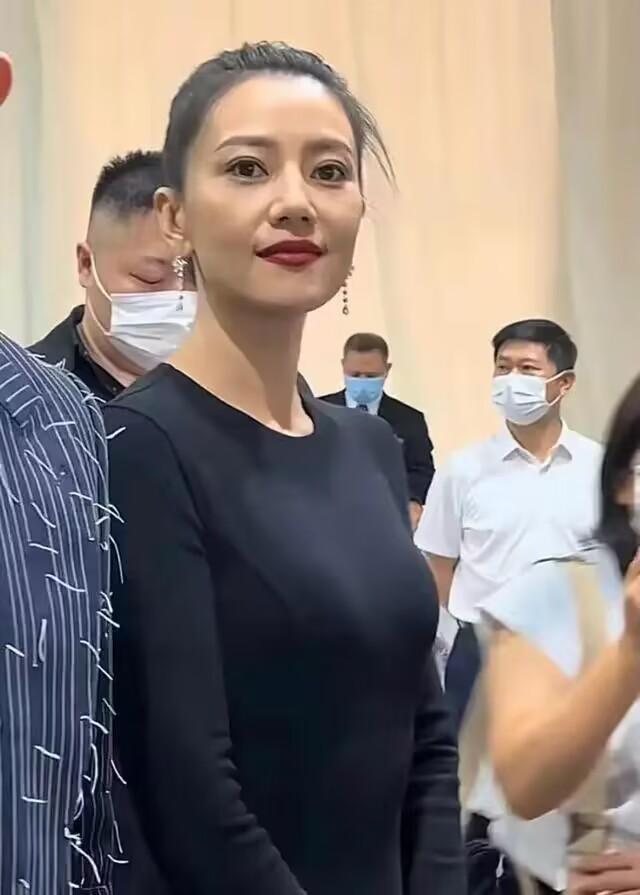 高圆圆 高圆圆太实在了，活动图不P就放出来，真实状态一目了然