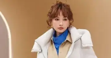 被吴昕的衣品折服！穿短款羽绒服+棕色毛呢短裤，时髦洋气又高级