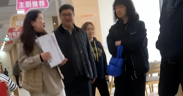 偶遇罗海琼夫妇，穿着朴素不像有钱人，总裁老公185高个好温柔