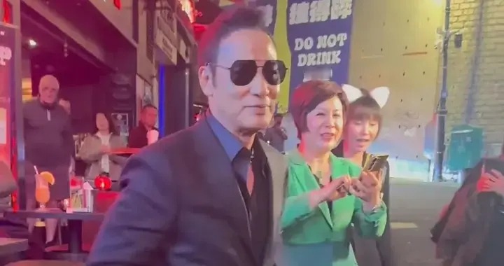 70岁影帝深夜现身兰桂坊，紧身西装大秀身材，粉丝失控尖叫