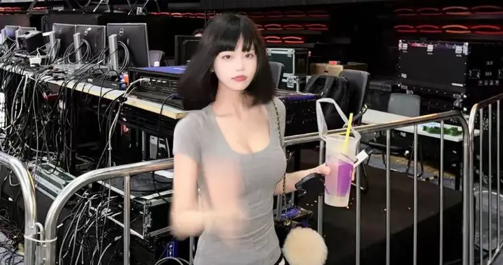 30岁女网红曝瓜，自称睡便男顶流、点名10位男星，鹿晗范丞丞辟谣