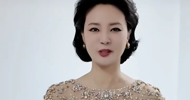 刘芳菲分享春晚礼服裸色钉珠披肩裙配复古卷发优雅大气尽显东方美