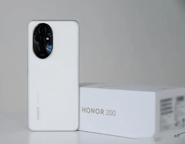 不要被荣耀X60外观给迷惑了，实际被荣耀200在性能和拍照全面碾压