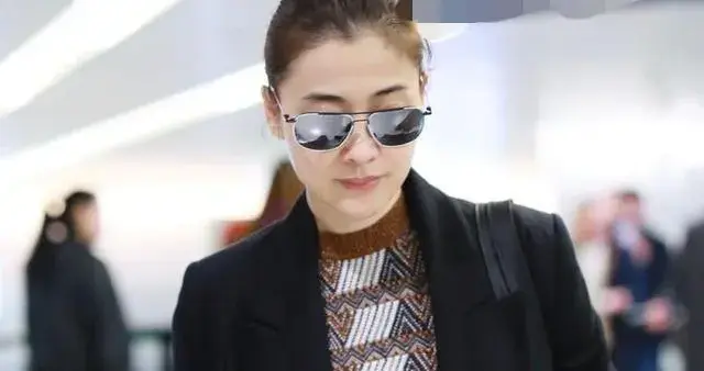 梅婷穿出70后想要的高级感！穿大衣+毛衣+牛仔裤，时髦保暖又洋气