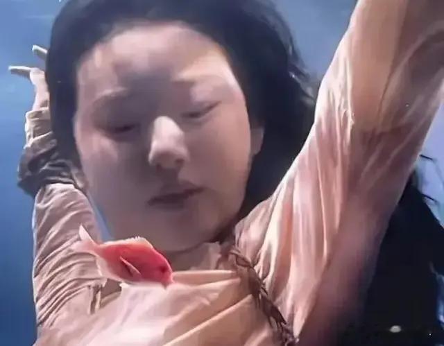 看《珠帘玉幕》被赵露思水下的脸吓退了，让人不敢相信，网友炸锅