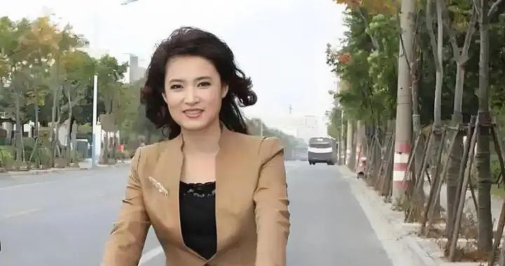 爷奶都是导演，父亲是央视摄影，因“意外”进央视，现仍是台柱子