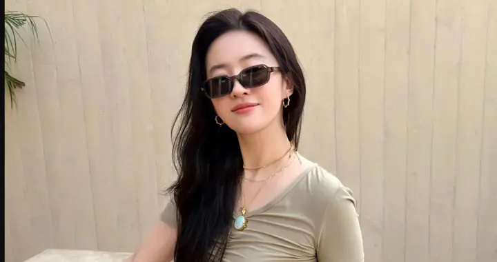 刘亦菲去阿布扎比喝咖啡，穿着短裙瘦了不少，一群人中白得发光