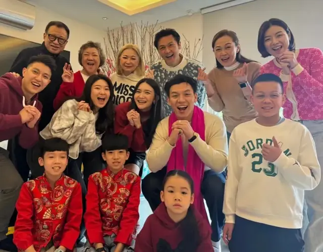 陈豪一家五口到许绍雄家中拜年，引网友热议，许绍雄穿衣尽显情商