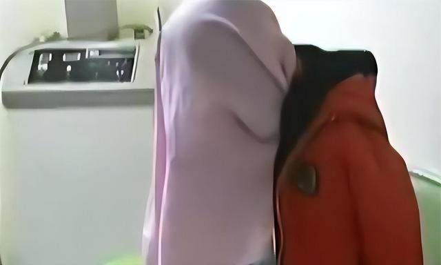 “马面女孩”吴小燕：14年出门用布遮头，23岁“换脸”后收获爱情