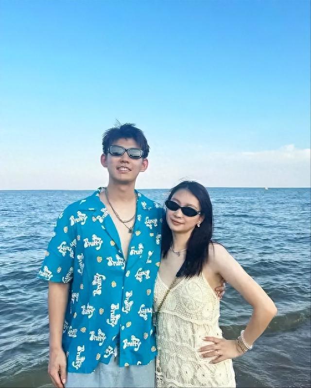 黄雅琼晒阿那亚情侣大片浓情蜜意好般配刘雨辰妈妈罕见出镜