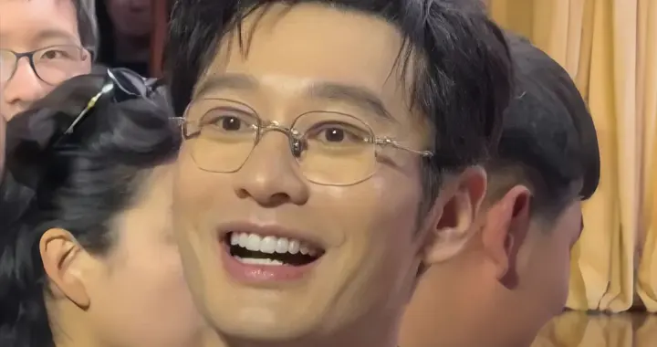 黄晓明近况曝光，生图皮肤紧致皮包骨，和大三岁祖峰同框像两代人