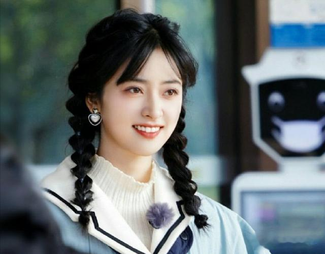 沈月|漫画人物？沈月录制《无限超越班》路透曝光，这就是甜美的反差？